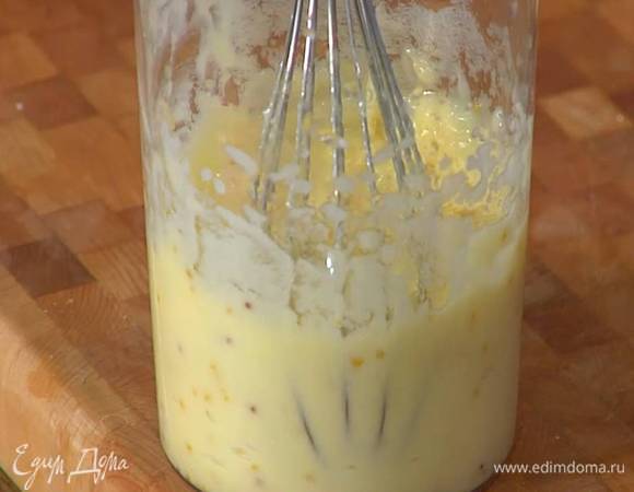 Приготовить майонез: желток соединить с горчицей и солью, влить 1‒2 ч. ложки лимонного сока и, непрерывно взбивая блендером с насадкой-венчиком, тонкой струйкой влить оливковое масло, затем добавить уксус и все перемешать.