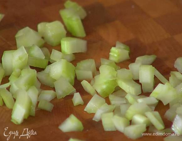 Стебель сельдерея нарезать очень мелко.