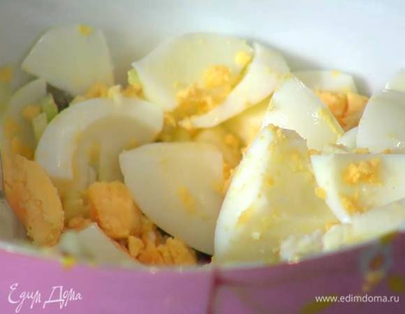 Нарезанные яйца соединить с огурцом, сельдереем и каперсами, затем размять яйца вилкой.