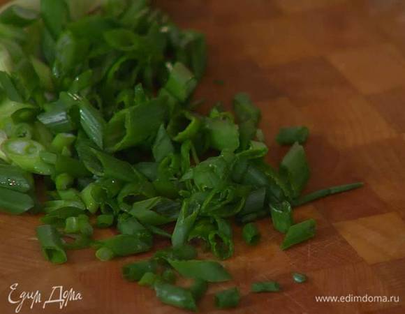 Зеленый лук тонко нарезать наискосок.