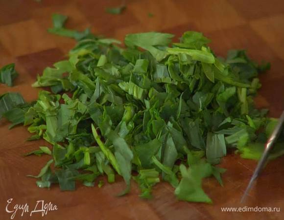 Тархун и шнитт-лук мелко порубить.