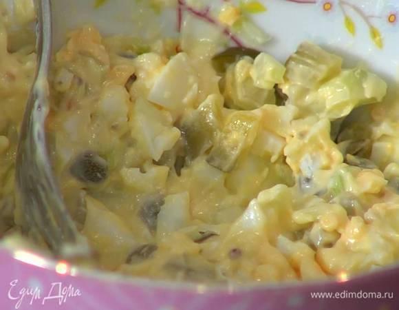 Салат заправить 2 ст. ложками майонеза, добавить нарезанную зелень, посолить и перемешать.