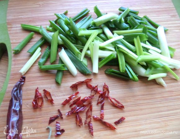 Лук крупно нарезать, чили можно настричь ножницами.