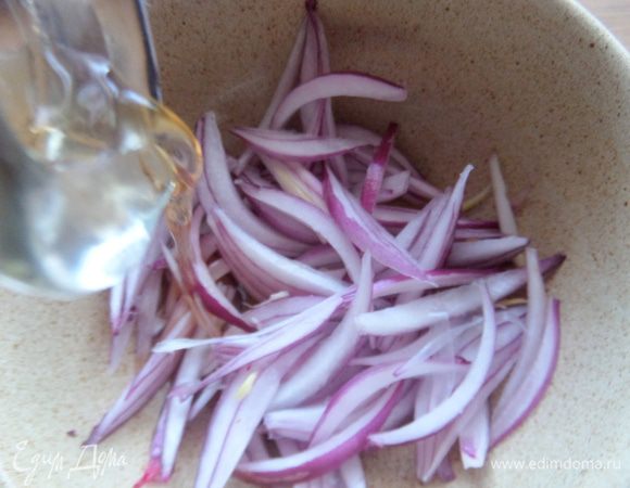 Замариновать красный лук в уксусе на 5-10 мин.