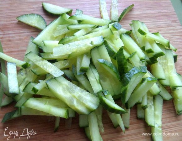 Огурец нашинковать соломкой.