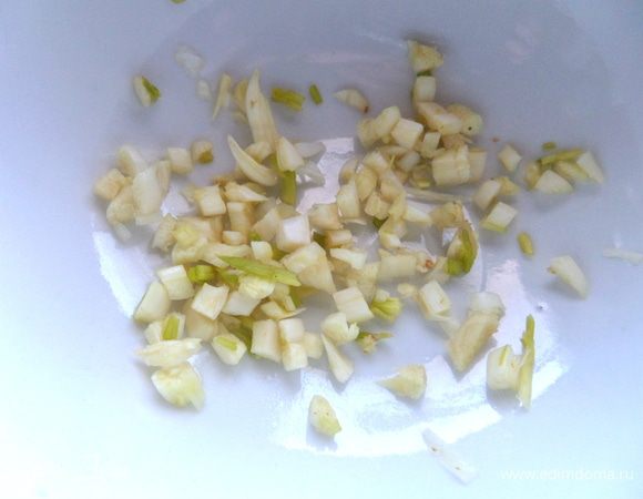 В заправку выдавить чеснок.