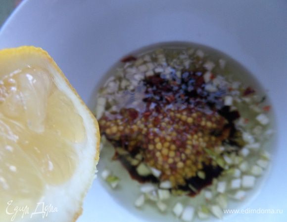 Выжать лимонный сок.