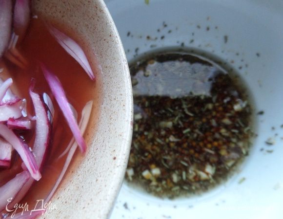 Можно вылить в заправку уксус от лука.