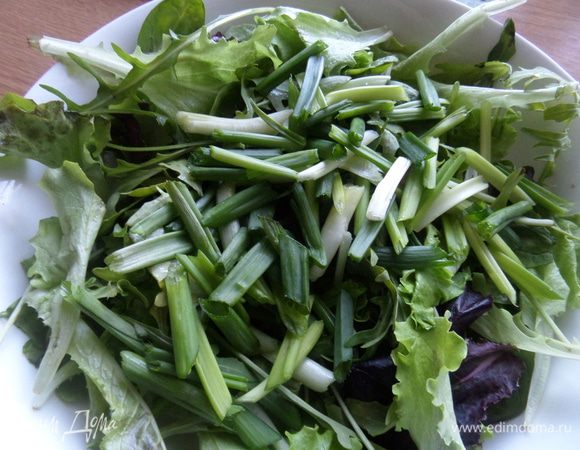 Соединяем листья салата и зеленый лук.