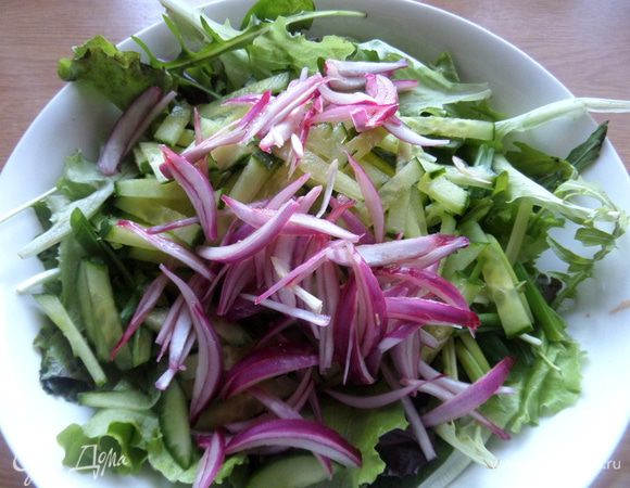 Красный лук, который промариновался.