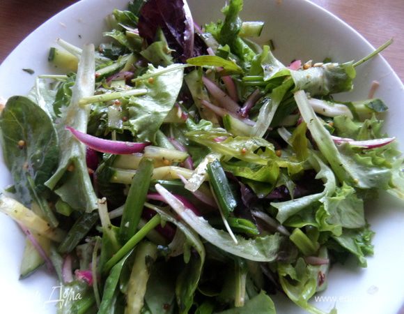 Слегка перемешиваем, чтобы не помять листики.