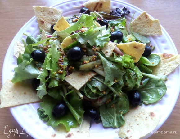 Посыпать салат чипсами.