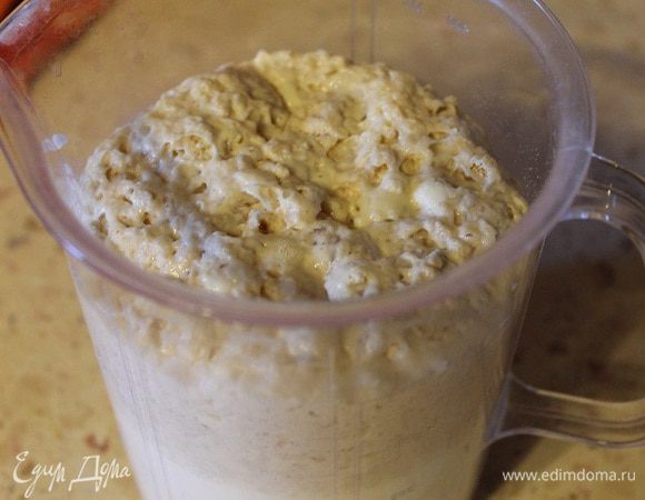 Для опары: смешать сливки и молоко, подогреть до теплого состояния, добавить остальные ингредиенты, перемешать. Накрыть чистым полотенцем и оставить в теплом месте на 15 минут.