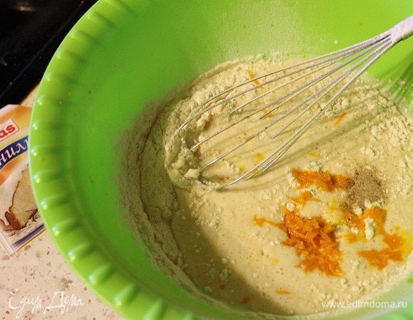 Подошедшую опару перелить в глубокую миску, добавить к ней ванилин, цедру апельсина, кардамон, масло и сахар, перемешать. Затем постепенно всыпать просеянную муку. Замесить мягкое, не липнущее к рукам тесто. Переложить его в чистую миску, смазанную 1 ч. л. растительного масла, накрыть полотенцем и оставить на 1,5 часа. За весь период, тесто нужно будет один раз обмять.