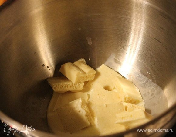 Глазурь будем готовить на водяной бане. Сначала налить сливки, довести их до горячего состояния, но не кипятить!!! Затем добавить поломанный шоколад.