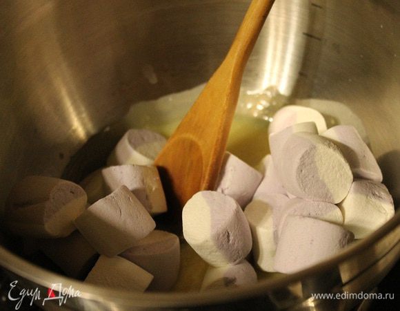 Как только шоколад растопился, добавить маршмеллоу. Непрерывно помешивая растворить суфле в шоколадно-сливочной смеси.