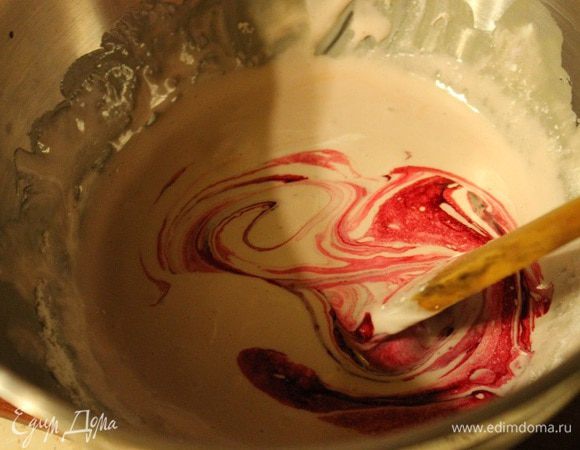 Глазурь убрать с паровой бани и добавить краситель (по желанию). Быстро перемешать. По одному обмакнуть пончики и украсить посыпкой. Делать это нужно быстро, потому что глазурь быстро застывает.