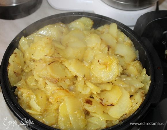 Жарьте картофель на оливковом масле до готовности.