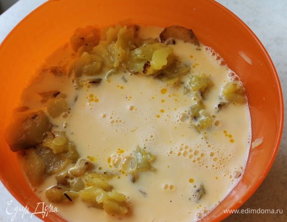 К готовому картофелю добавьте яйца взбитые с молоком, перемешайте. 