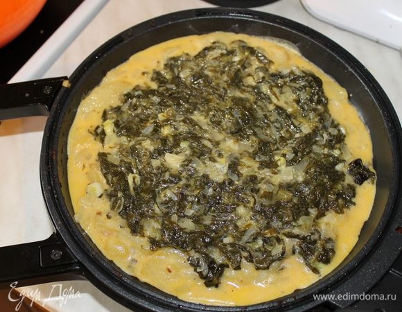 Половину картофельной массы выложите на сковороду. Сверху разложите начинку из шпината и закройте оставшимся картофелем.
