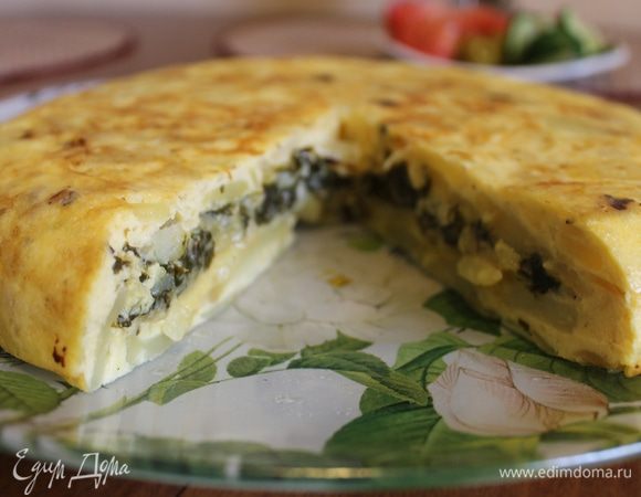 Тортилья должна остаться сочной внутри, поэтому долго не держите ее на огне, как только вы поймете, что на поджарилась, подавайте к столу.