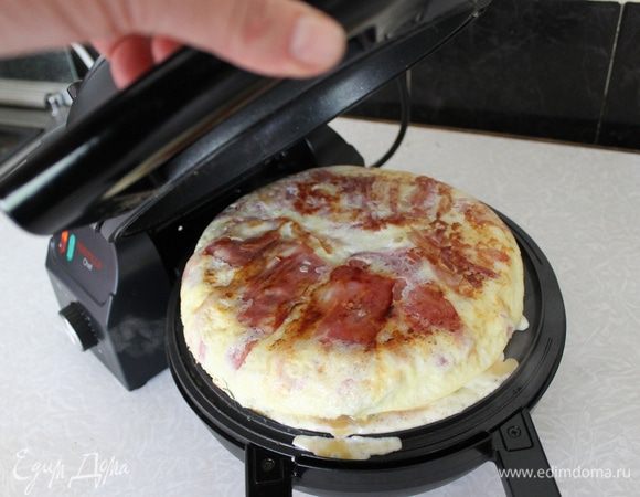 Когда одна сторона тортильи зарумянится, переверните ее на другую сковороду и доведите до готовности.