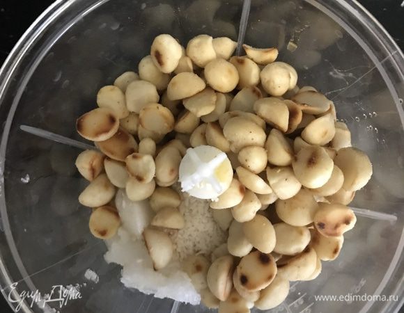 Затем все ингредиенты перемешать в блендере. Лепите шарики (одна столовая ложка — один шарик), затем обвалять в кокосовой стружке. Если плохо лепится, значит мало кокосового масла или меда. 
