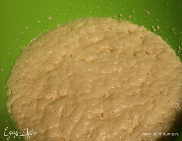 Смешать все ингредиенты для опары. Накрыть полотенцем и оставить на 20 минут в теплом месте.
