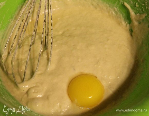 К подошедшей опаре добавить ванильный сахар, желток и половину муки, перемешать венчиком. Затем добавить манную крупу и постепенно добавить оставшуюся муку. Замесить тесто.
