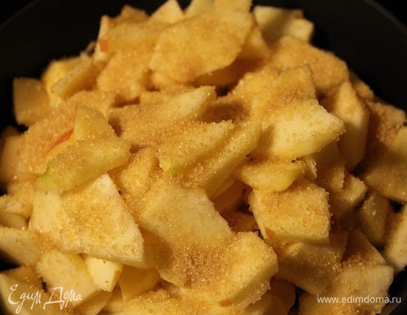 Для начинки: яблоки очистить и удалить семена. Нарезать тонкими произвольными кусочками. Добавить сахар и ванилин. Потушить на сковороде на медленном огне до испарения жидкости.
