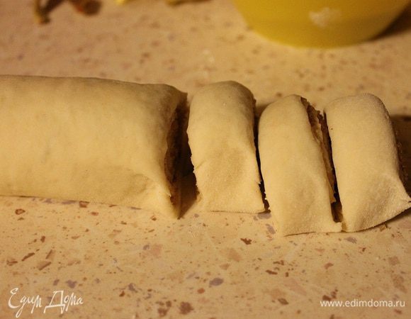 Рулет нарезать на кусочки толщиной 2-3 см.
