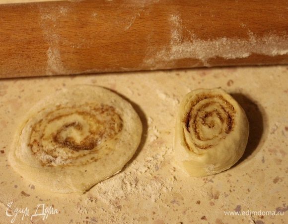 Каждый кусочек рулета раскатать слегка в лепешку. Со второй половиной теста проделать тоже самое.

