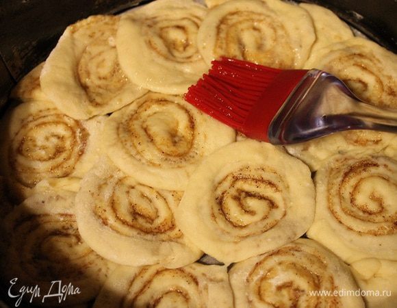 Дно разъемной формы (d-24 см) застелить пергаментом, выложить плотно друг другу лепешки, смазать их белком.
