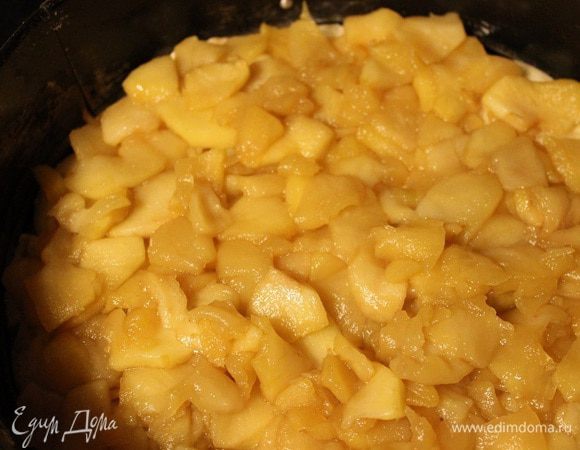 Сверху выложить начинку из яблок.