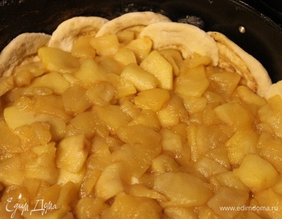 Оставшиеся лепешки разрезать пополам и сделать бортики.