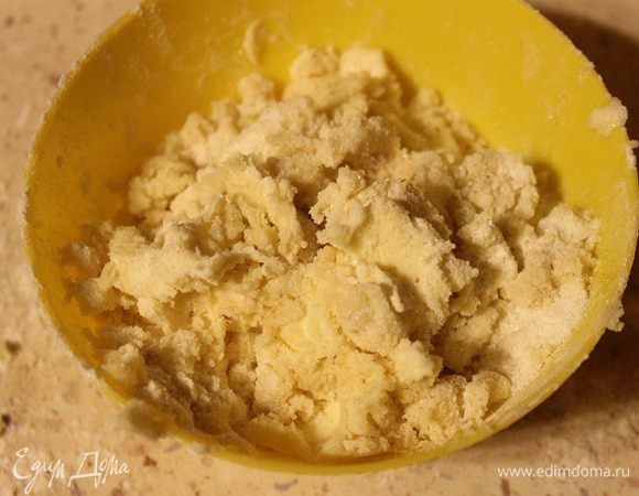 Для штрейзеля: перетереть руками все ингредиенты в крошку.