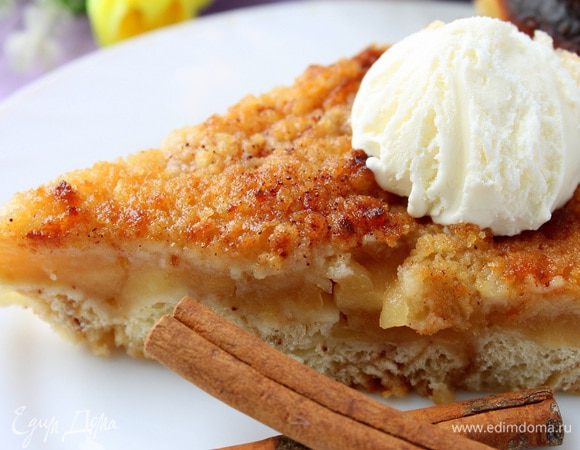 Подавать со взбитыми сливками или шариком мороженого. Приятного аппетита!
