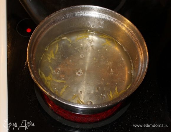 Пока пирог печется надо приготовить сироп для пропитки. Соедините сахар с водой, добавьте цедру половины лимона и сок, сварите сироп.