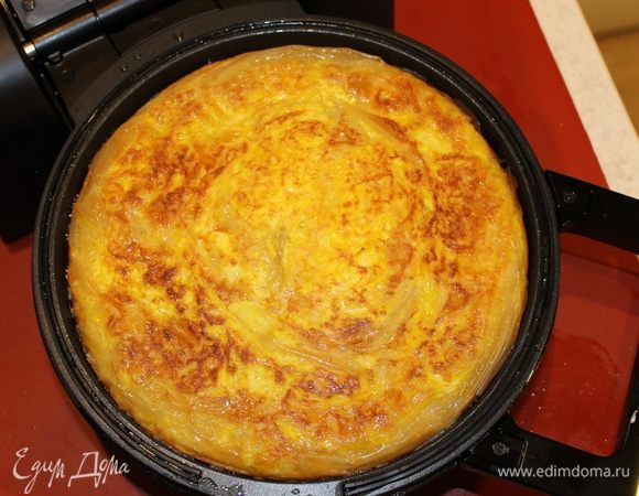 Готовый пирог наколите шпажкой и залейте сиропом. Оставьте пирог для пропитки на 3 часа.