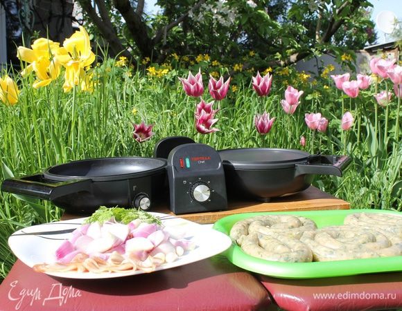 Лук нарежьте крупными дольками. На горячий гриль положите несколько ленточек бекона  и обжарьте.