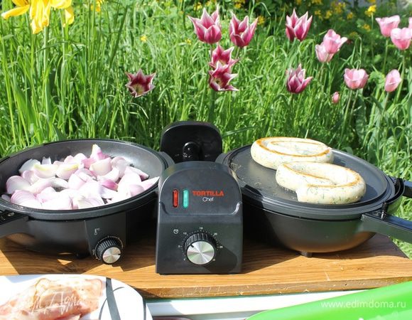 Бекон отложите в сторону, а в вытопившемся жире запеките лук до красивого румянца.