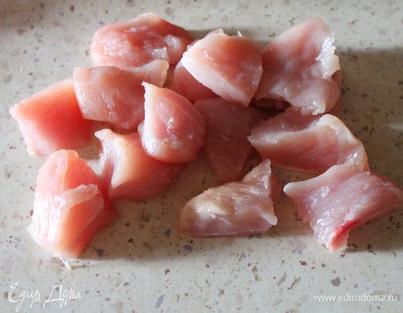 Филе индейки нарезать средними кусочками. Смешать все ингредиенты для маринада, кроме крахмала и воды.

