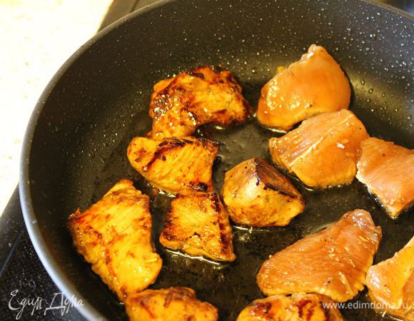 Нагреть сковороду и обжарить мясо с каждой стороны до готовности и золотистого цвета.
