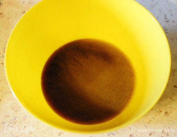 Развести крахмал в воде, добавить в маринад. Получившуюся смесь вылить в сковороду к мясу, перемешать и снять с огня.
