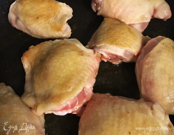 Обжарить курицу до золотистого цвета. Посолить.