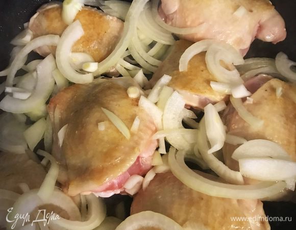 Добавить лук. Пожарить пару минут. 