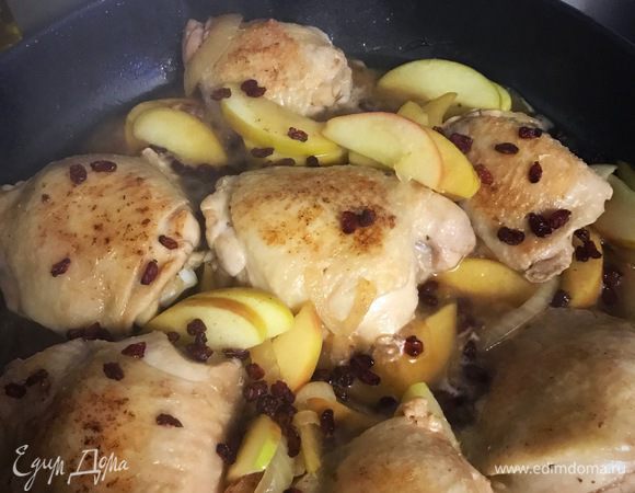 Добавить барбарис и накрыть крышкой (не до конца). Готовить 20-30 минут (пока не приготовится курица). Перед подачей добавит сверху бальзамическую глазурь. 