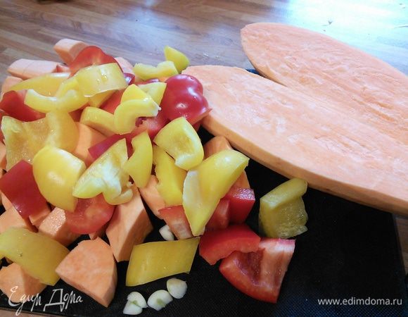 Батат очистить, порезать крупным кубиком (у меня 2 среднего размера картошины весом чуть более данного в ингредиентах количества). Лук и чеснок очистить и мелко порубить. Перец очистить от семян и перепонок, порезать мелким кубиком. Часть перца отложить в сторону, она понадобится для подачи.