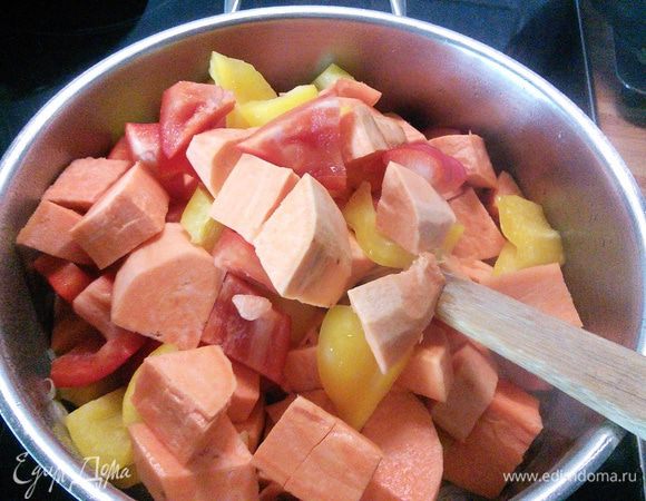 В кастрюле разогреть растительное масло (у меня арахисовое), пассеровать лук. Добавить батат, чеснок и перец. Обжарить вместе 5 мин.