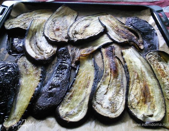 Запекаются баклажаны сначала 20 мин, затем их можно перевернуть на другую сторону, посолить и допекать уже до готовности (10-20 мин). 